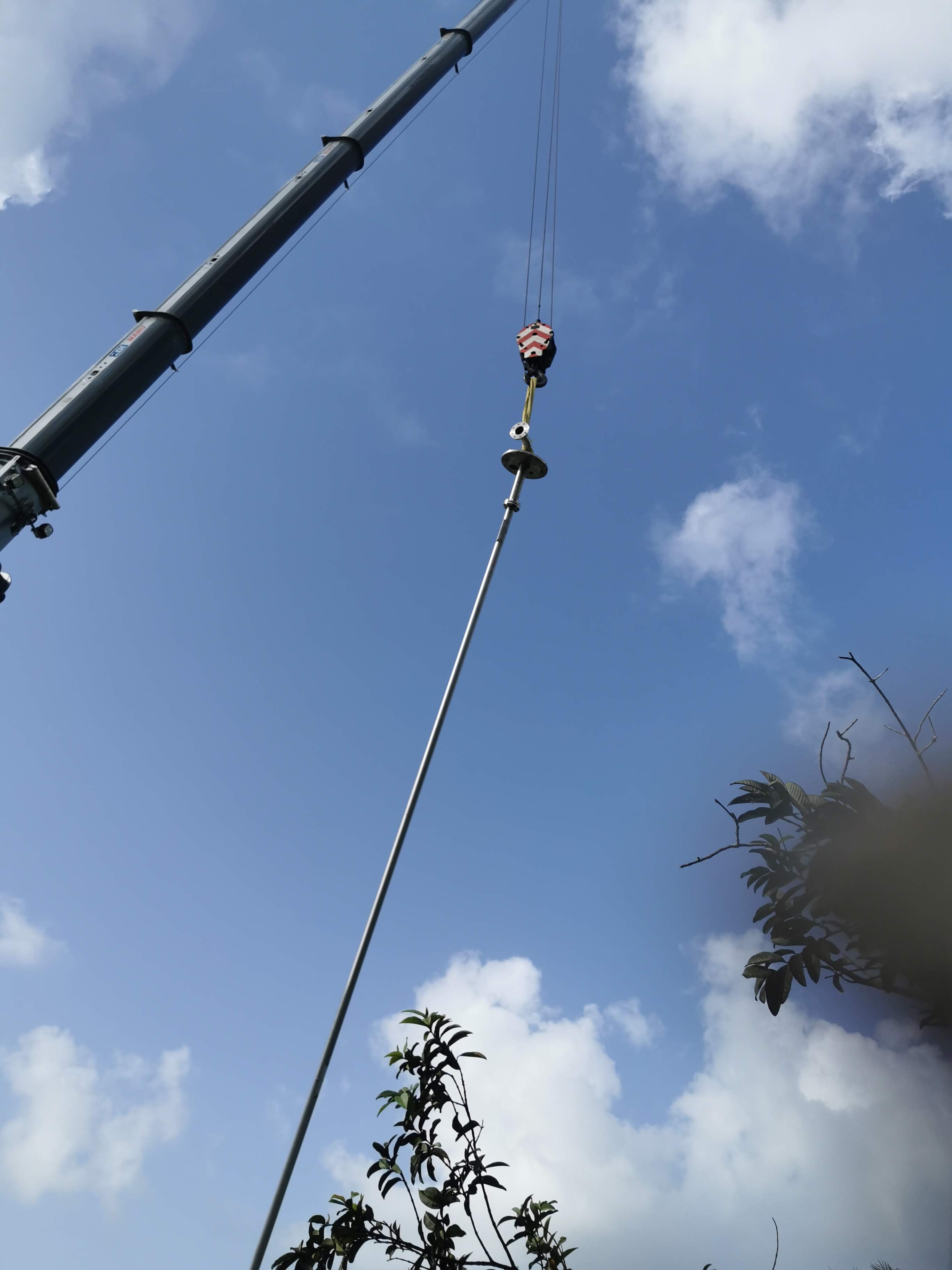 Levage et montage d'une tuyauterie d'eau potable à morne à l'eau